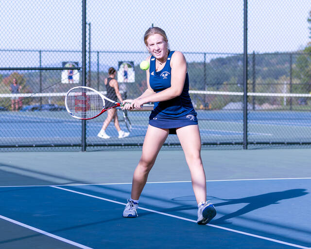 131820163_web1_GirlsTennis1
Comet Caroline Henderson returns a serve in doubles action on Sept. 30 in Newton Twp.
Buck Norton Jennings | For Abington Journal